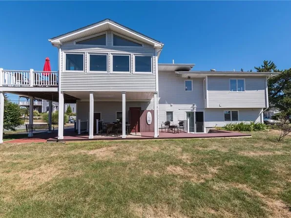 8 Bayberry Hill Rd, Narragansett, RI 02882