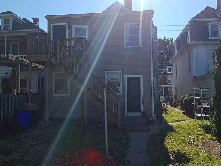215 E King St — Photo 4