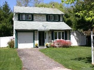 19 Meadow Ave, Medford, NY 11763