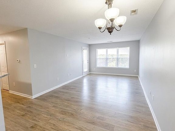 5th image of 127 Sturbridge Dr
