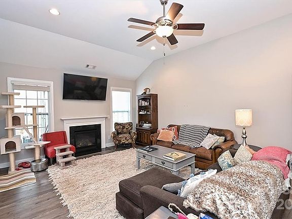 5th image of 524 Trillium Way