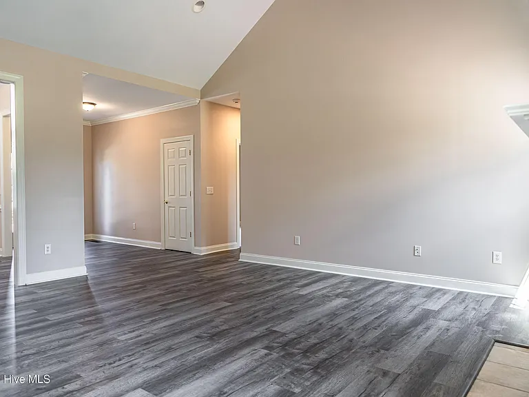 11 Victoria Dr — Photo 10