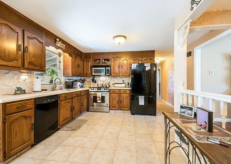 2nd image of 23 Colemore St