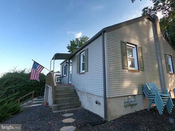 2nd image of 526 Summit Ave