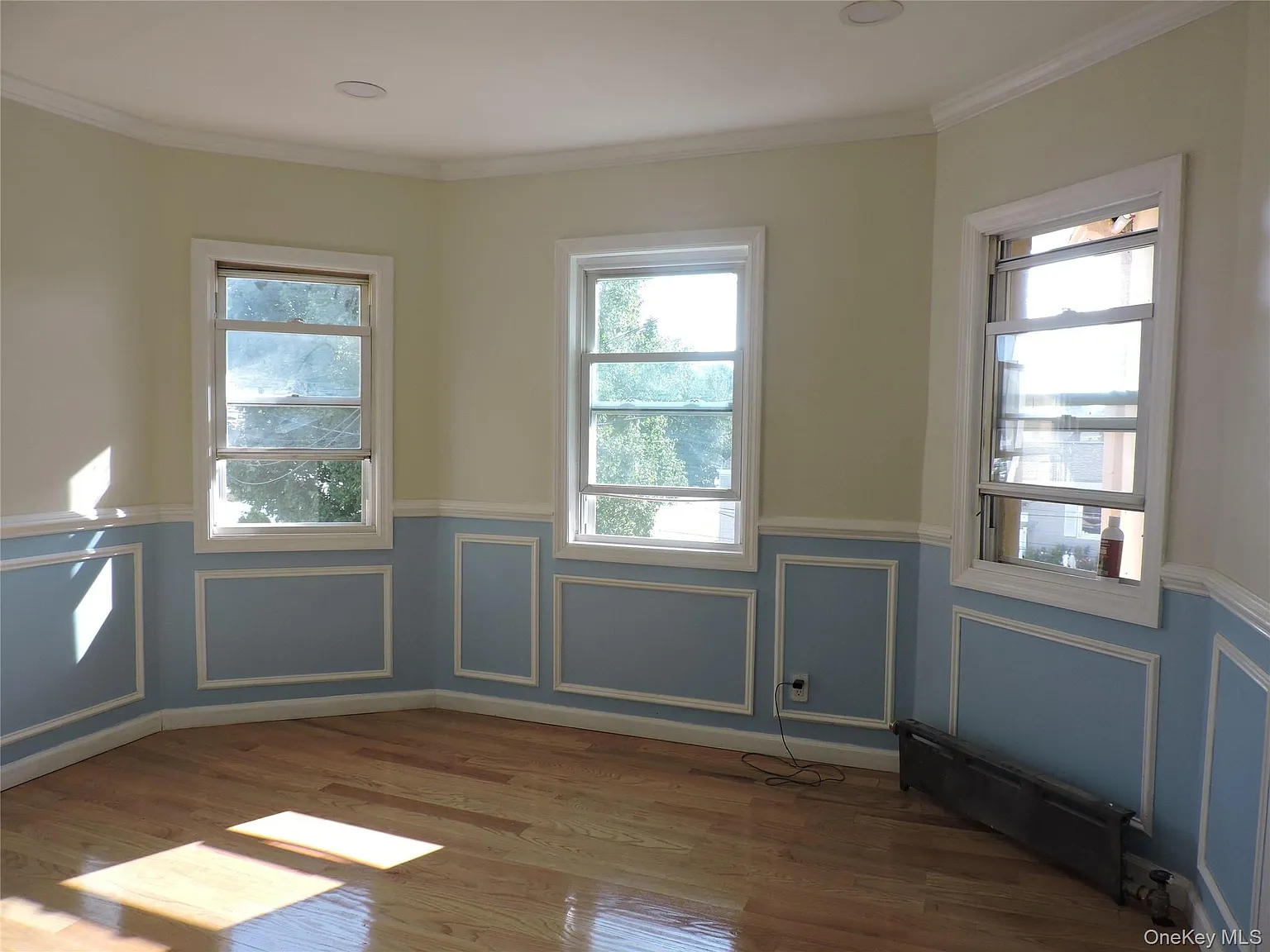 3 bed, 1.0 bath, 1726 sqft, $3,800 — Photo 2