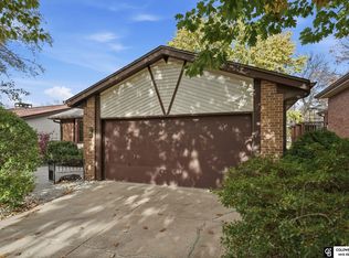 7106 Shamrock Rd, Lincoln, NE 68506