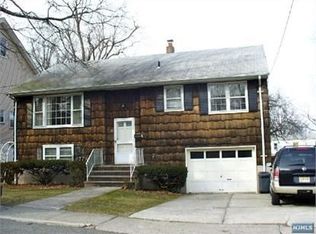 99 Hoefleys Ln, Leonia, NJ 07605
