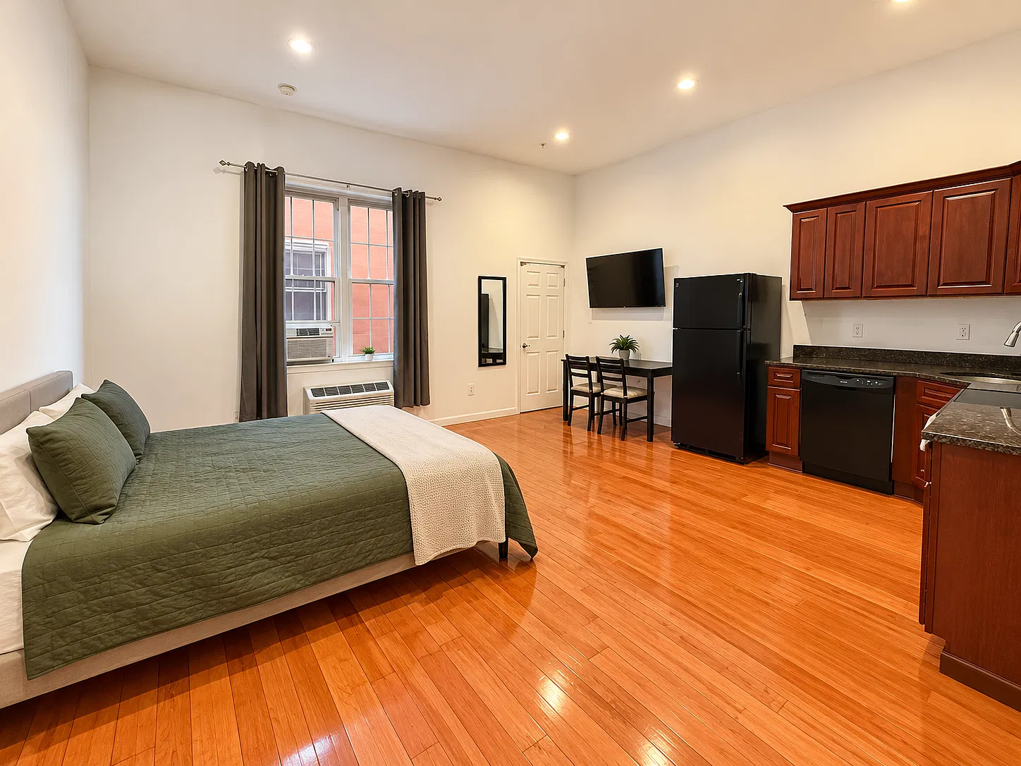 Studio, 450 sqft, $1,485 — Photo 3