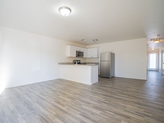 4th image of 225 W Dewey Ave