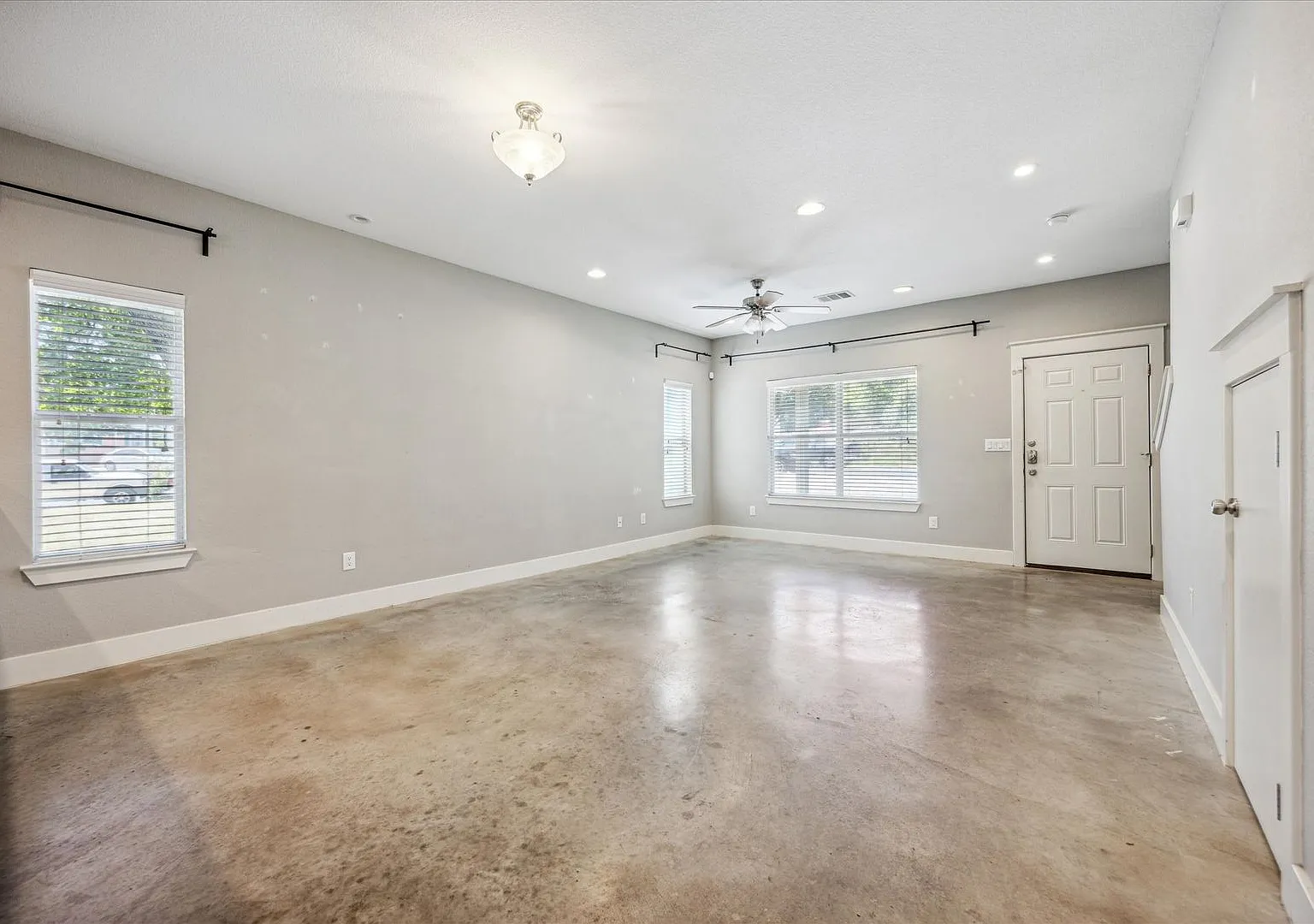 3BD 2.5BA Corner Lot in North Austin - Available NOW! — Photo 2