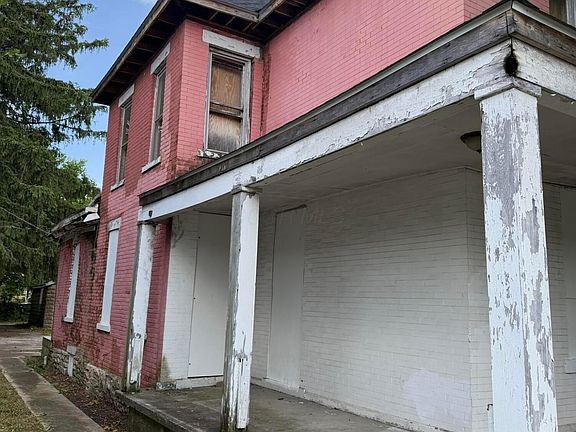 3rd image of 910 S Champion Ave