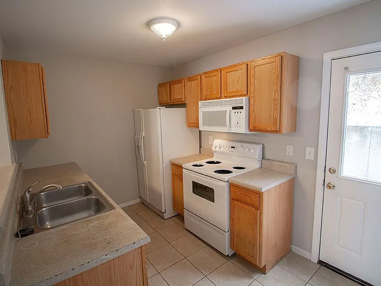 1413 Greensboro Dr — Photo 7