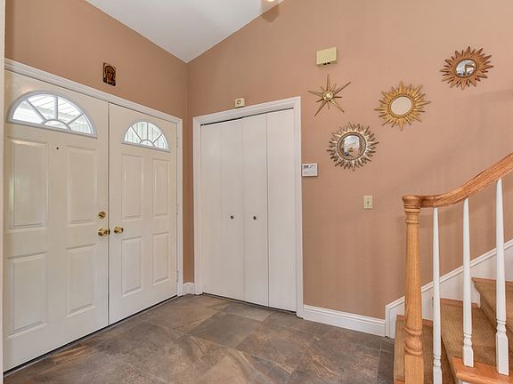 4th image of 2784 King Edward Dr