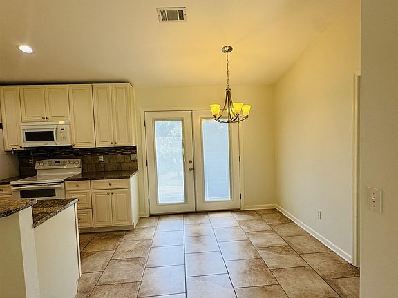 4th image of 158 Dawn Lauren Ln