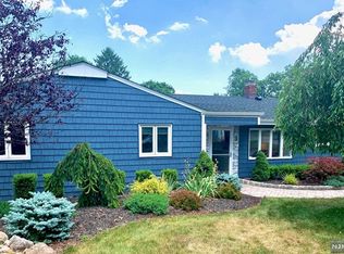 3 Longview Dr, Waldwick, NJ 07463
