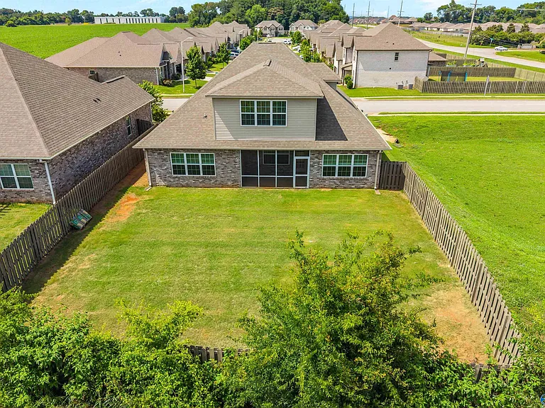 104 Erskin Parcus Dr — Photo 2