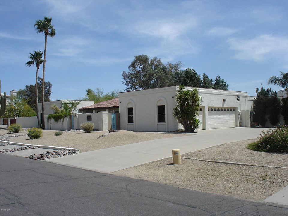 3 Car Garage/Desert Landscap