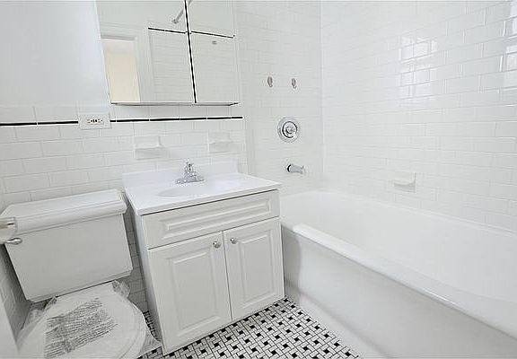 5th image of 305 W 45th St APT 3F