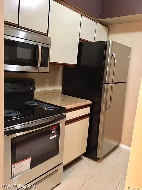 1st image of 2592 Davison Ave