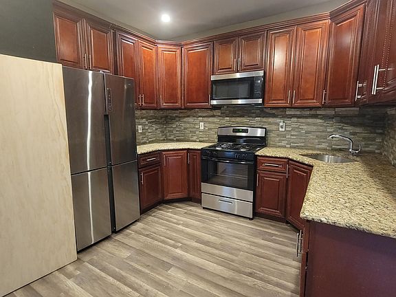 3rd image of 3824 Laconia Ave