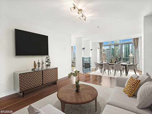 3rd image of 1600 S Prairie Ave #2104