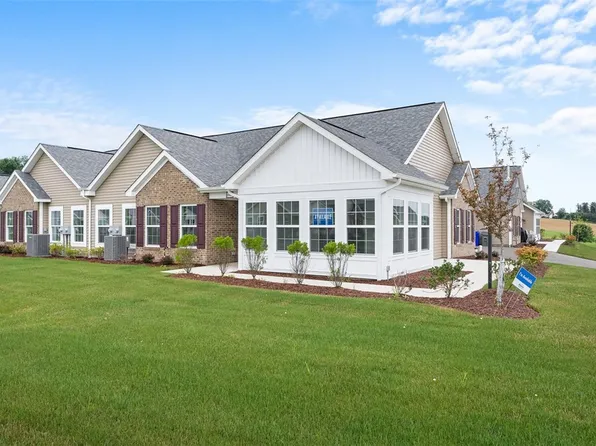 1082 Forest Oaks Dr, Butler, PA 16001