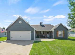 2212 E Willow Pointe Cir, Tonganoxie, KS 66086