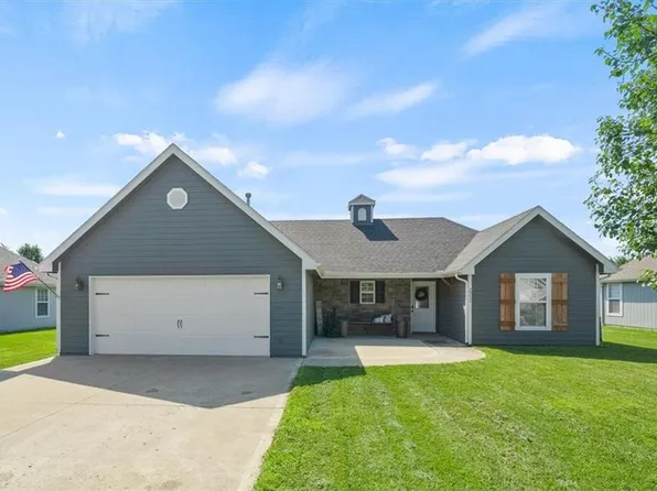 2212 E Willow Pointe Cir, Tonganoxie, KS 66086