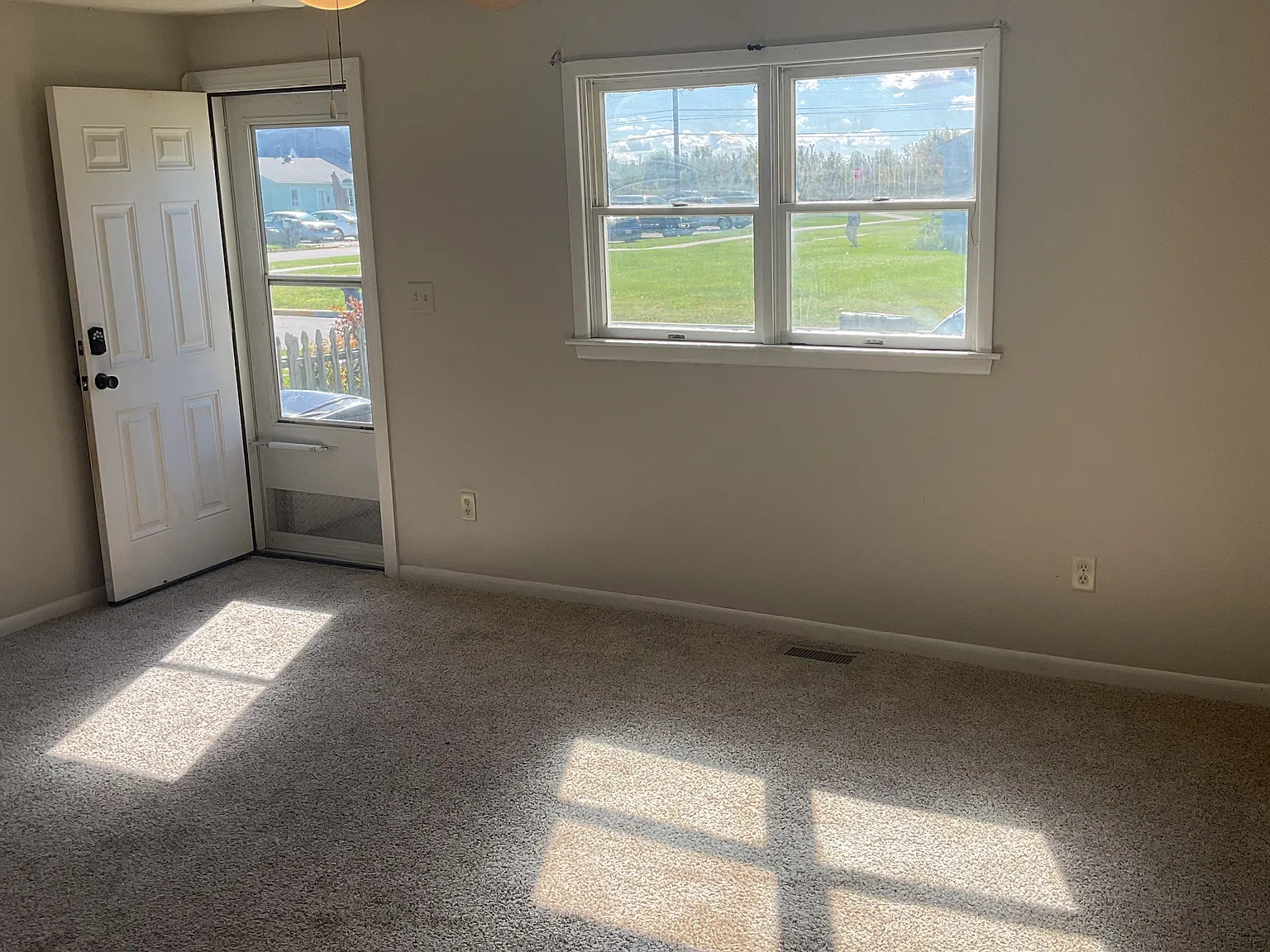 3 bed, 900 sqft, $1,400 — Photo 1
