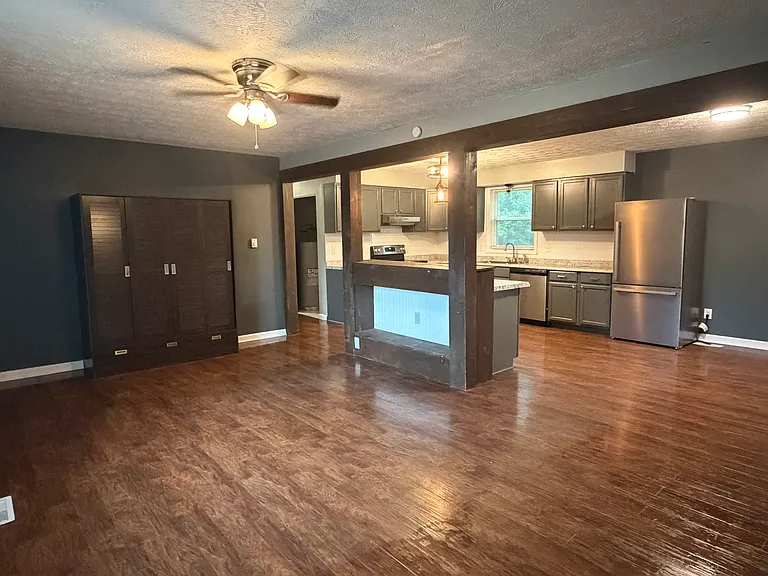 311 Royalty Dr — Photo 2