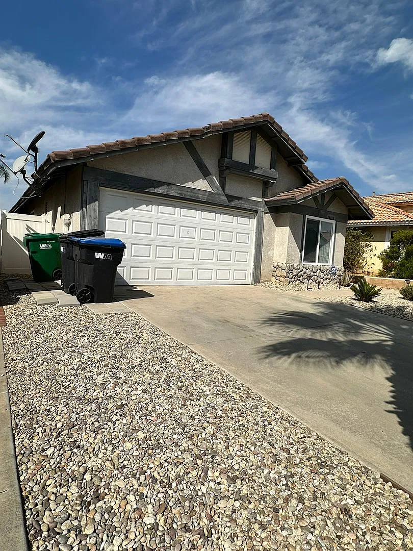 3Bd/2ba House + Den - 14169 Martinique Dr. — Photo 3