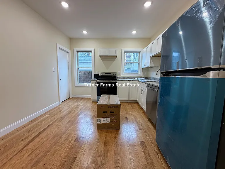 7 Lowell Cir #1R — Photo 6
