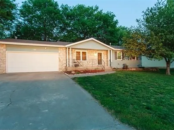 132 Riverview Dr, Wamego, KS 66547
