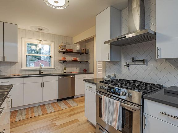 3rd image of 1811 Churchill Dr