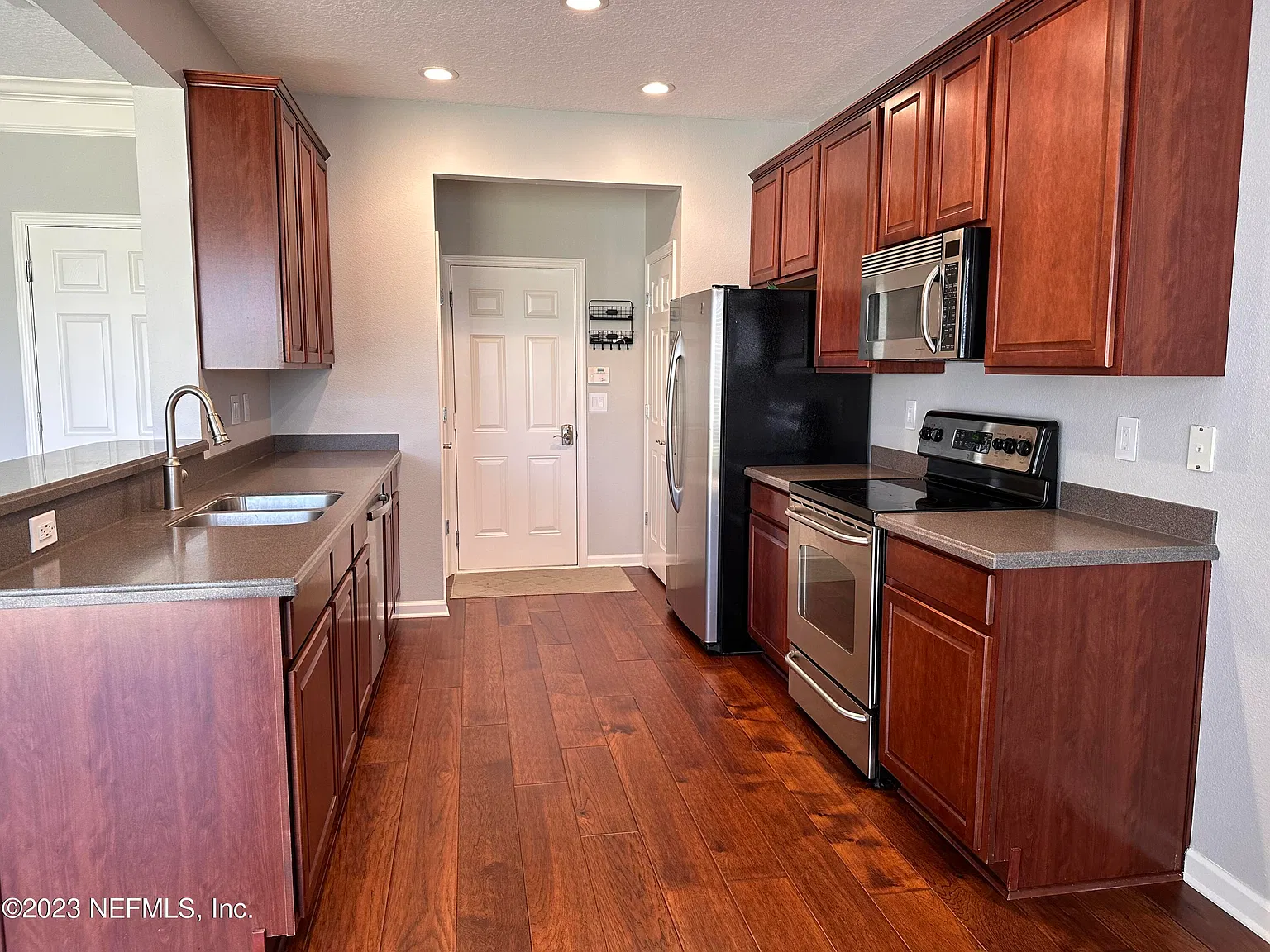 3 bed, 2.5 bath, 1678 sqft, $2,200 — Photo 4