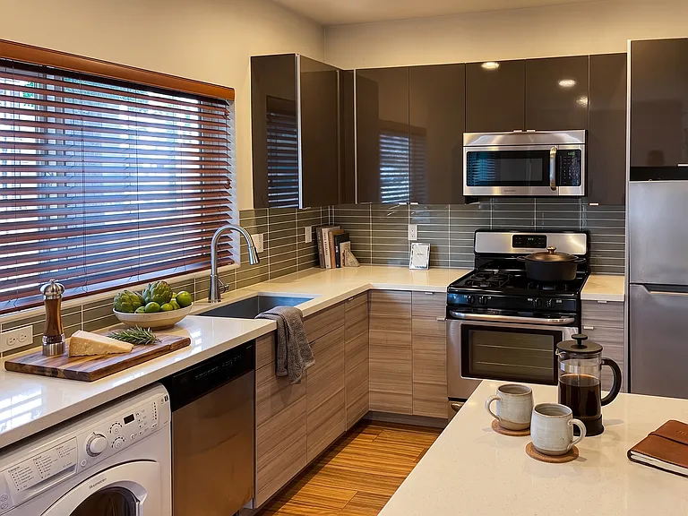 6408 Phinney - Located at the top of Phinney Ridge — Photo 34