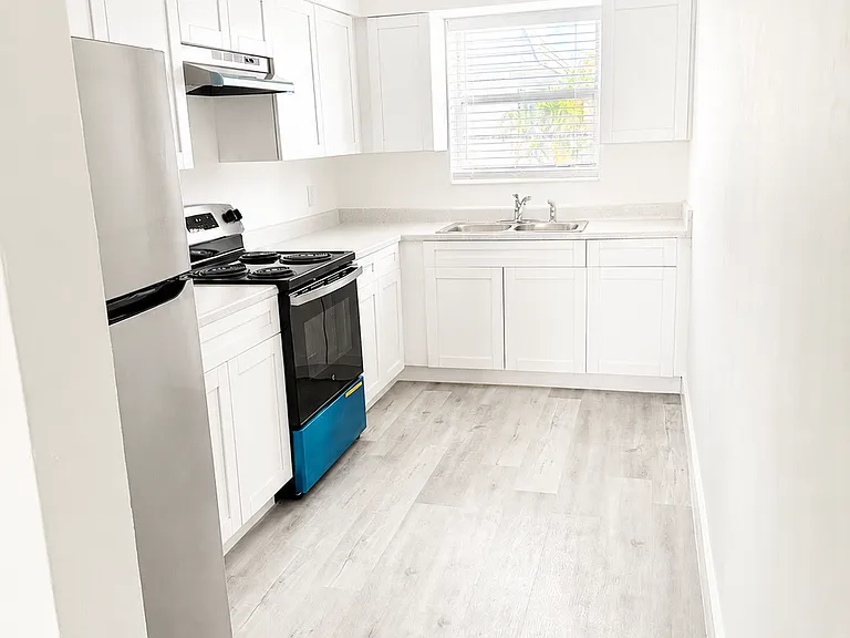 2837 NE 30th St #6 — Photo 5