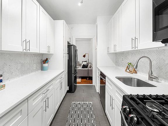 2nd image of 860 W 181st St APT 43
