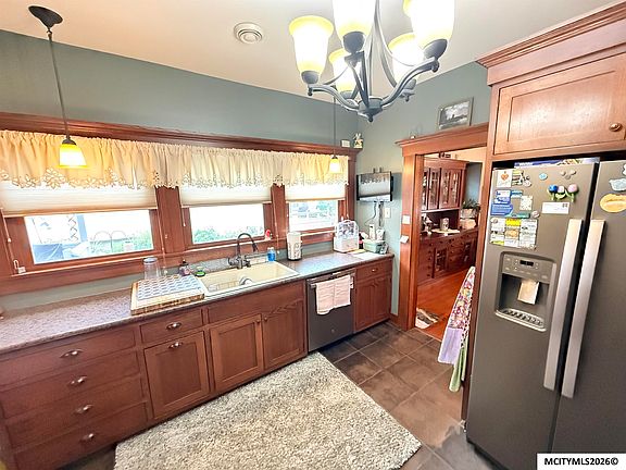 5th image of 332 Main St