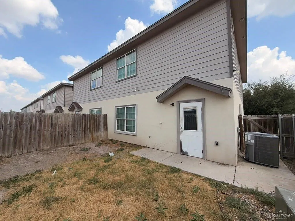 3 bed, 2.5 bath, 1370 sqft, $1,300 — Photo 4