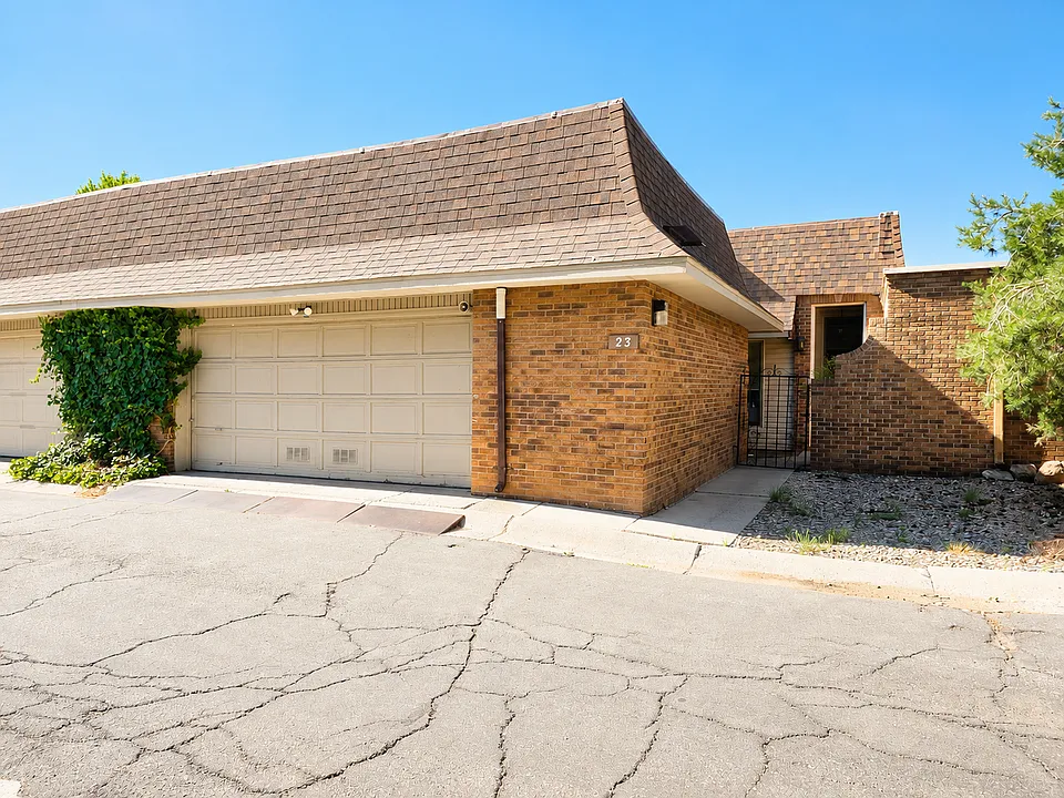 23 Lakeshore Dr NE