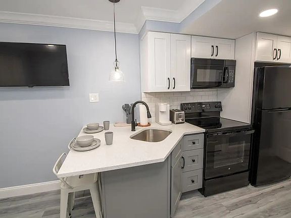 5th image of 225 E Wildwood Ave #216
