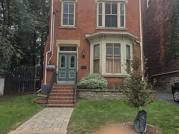 3rd image of 123 Jackson St W