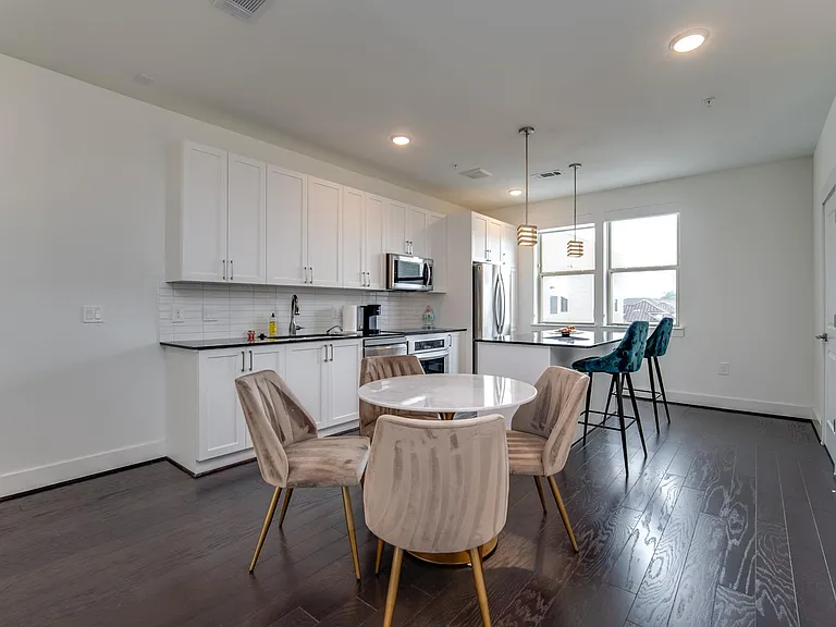 4819 Caroline St #308 — Photo 19