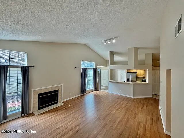 3 bed, 2.0 bath, 1269 sqft, $1,895 — Photo 4