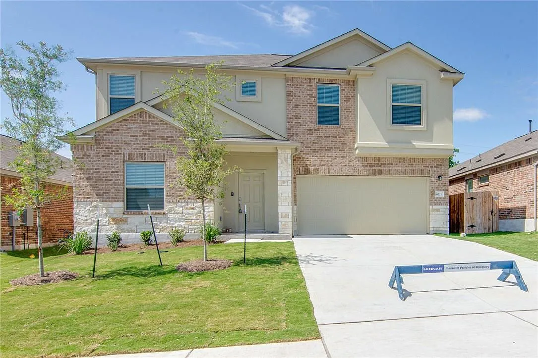 4 bed, 2.5 bath, 2834 sqft, $2,500 — Photo 1