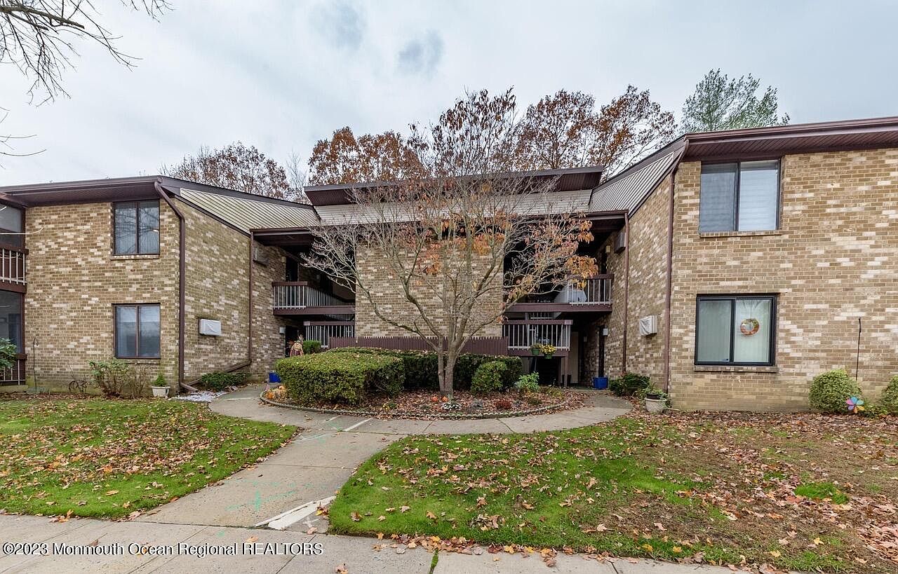 140 Amberly Drive UNIT E