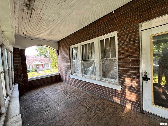 4th image of 204 S Elm St