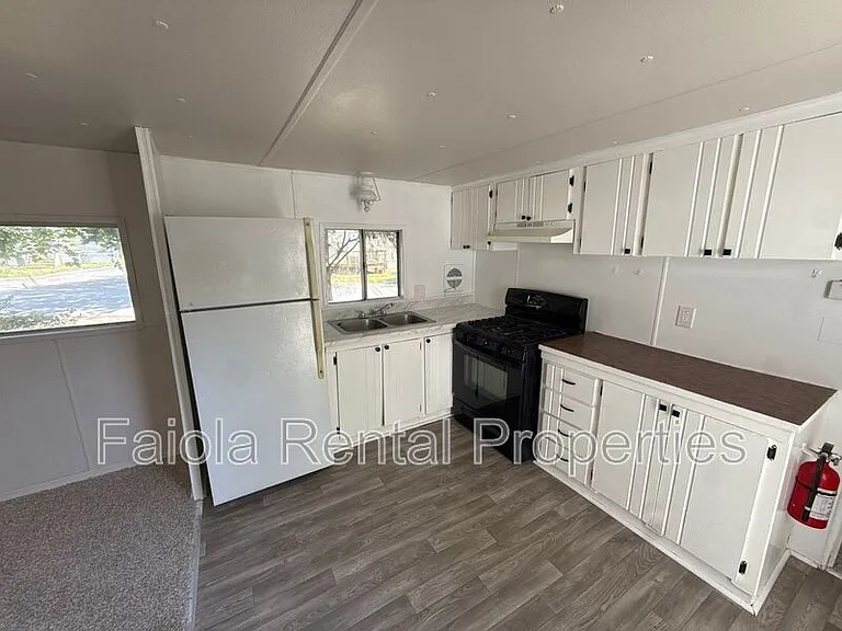 10 Talmar Ln — Photo 2