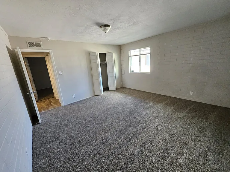 2016 W Cactus Rd #B — Photo 8